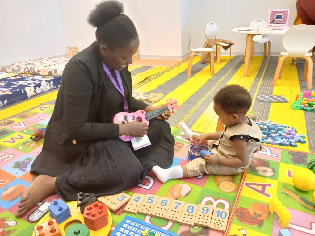 Ababyeyi bonsa bitabiriye ibirori by’irahira rya Nyakubahwa Perezida wacu nta nzitizi z’aho basiga abana kuko <a href="/Rwanda_Child/">National Child Development Agency | Rwanda</a> 
yabashyiriyeho ECD y’igihe gito (temporary ECD)  kuri abo bana,  #Kurahira2024
#EcdAtWorkPlace