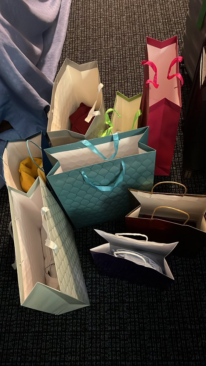 teka pause - gift reveal muna kasi di ko nagawa to 😭

(girls kung makita niyo ‘to, sana magustuhan niyo gifts ko 🥹🫶🏼)

thread ✨