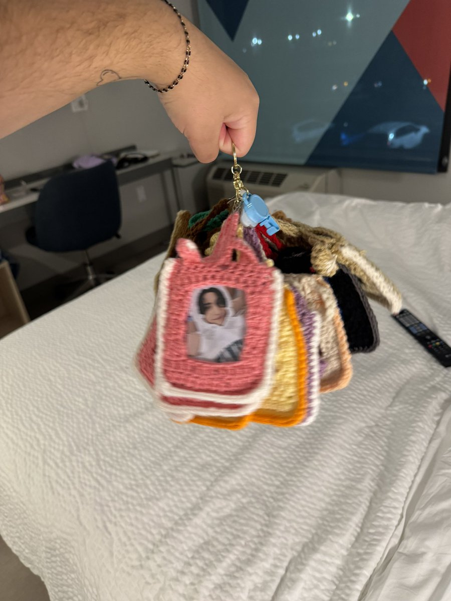 Chicago Day 2 Freebies done✅ #ATEEZinChicago #ateezfreebies #ateez_towardsthelight <a href="/ATEEZofficial/">ATEEZ(에이티즈)</a>