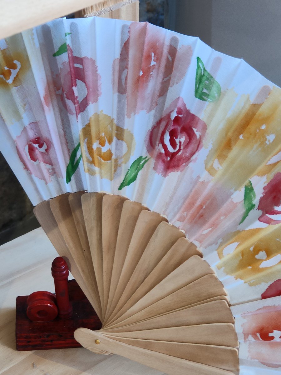 Petitmondedeve1's tweet photo. La solution écologique à l'alerte canicule 😉🌞#accessoires #aquarelle #eventail peint a la main
#cotedazurfrance #frenchriviera #cotedazur https://t.co/SRdupeFrOq