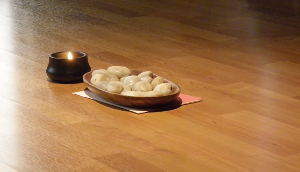 Enciende una vela, cierra los ojos y sumérgete en tu interior. Las respuestas que buscas están dentro de ti. 🕯️✨