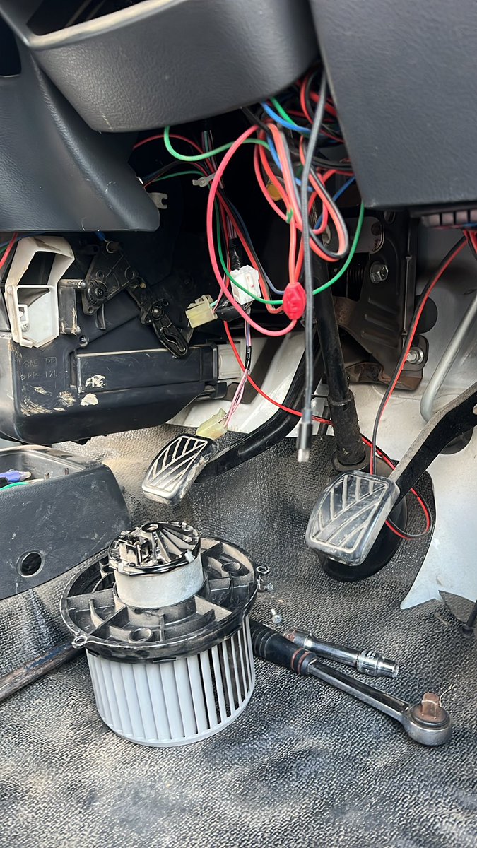 hide6647's tweet image. 夕方涼しくなってきたので
壊れかかってた軽トラのブロアモーター交換する、だけど部品がまだ届かない