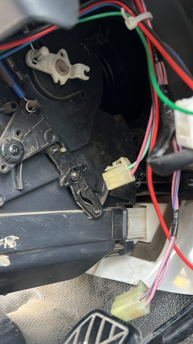 hide6647's tweet image. 夕方涼しくなってきたので
壊れかかってた軽トラのブロアモーター交換する、だけど部品がまだ届かない