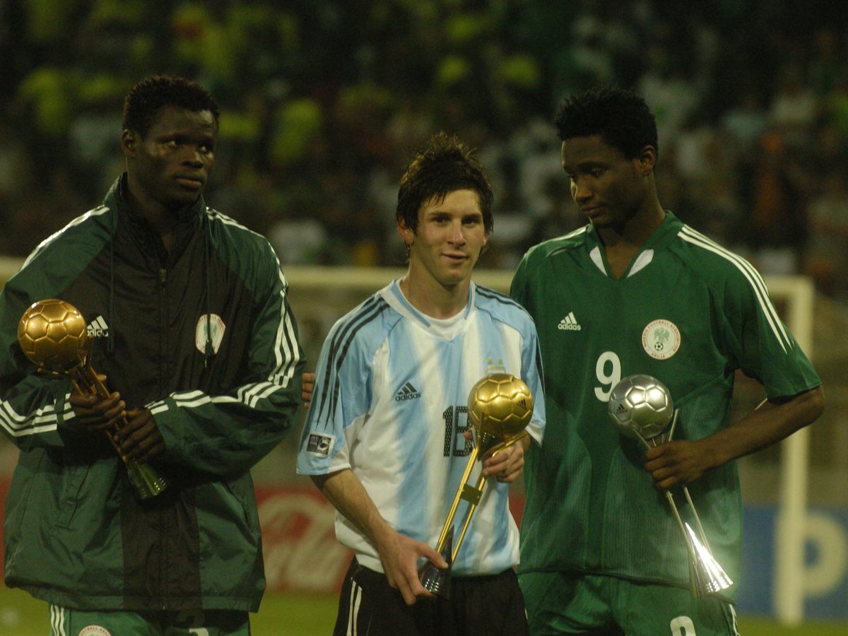 LionelMessiTR_'s tweet photo. John Obi Mikel 🇳🇬 : U-20 Dünya Kupası'nda Arjantin'e yenildiğimizde, Messi Altın Top'u, ben de Gümüş Top'u kazandım. töreninin sonunda ona şunu söyledim: "Ballon d'Or'u benden çaldın. Bunu hak ettim, senden daha iyiydim." Messi gülümsedi ve bana şöyle dedi: "Benim bu konuyla hiçbir ilgim yok. Komite karar verir."

Dışarı çıktık ve onu yine soyunma odasının yakınında buldum. Bana şöyle dedi: "Altın Topu al ve istersen Gümüş Topu bana ver." "Yapamam, sen bunu hak ettin" diye yanıtladım, "Sadece kızgındım, teşekkürler."

2018 Dünya Kupası'nda tekrar buluştuk. Bana şöyle dedi: "Merhaba Altın Çocuk.  törende birlikte çektiğimiz fotoğraf hâlâ elimde." Gülümsedim ve ona şöyle dedim: "O zaman ve hatta şimdi bile bunu gerçekten hak ettiğine beni ikna ettin. Sen dünyanın en iyisisin Leo."