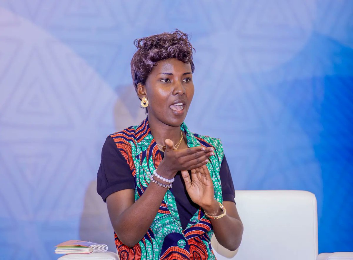 Mwakilishi kutoka Shirikisho la Watu wenye Ulemavu (SHIVYAWATA) Idara ya Vijana,  Anna Ngalawa akiwasilisha mada kuhusu fursa za biashara kwa njia ya Mtandao wakati wa Kongamano la Vijana linalofanyika jijini Dodoma.