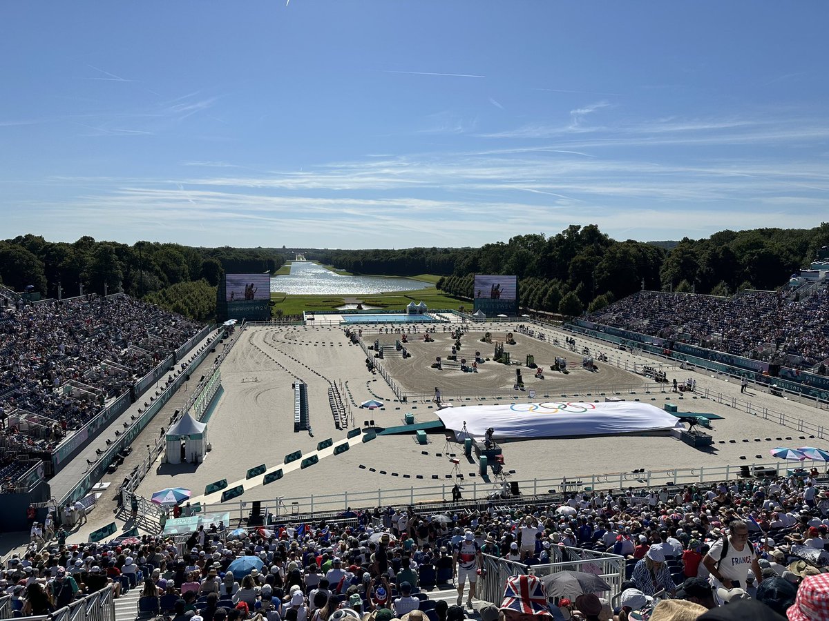 BillSilverlight's tweet photo. Ma vue ce matin…
Finale du pentathlon moderne féminin !!!
Équitation, escrime, natation et laser run, avec vue sur le #châteaudeversailles, son canal et ses jardins ! https://t.co/fxyWQmKttM
