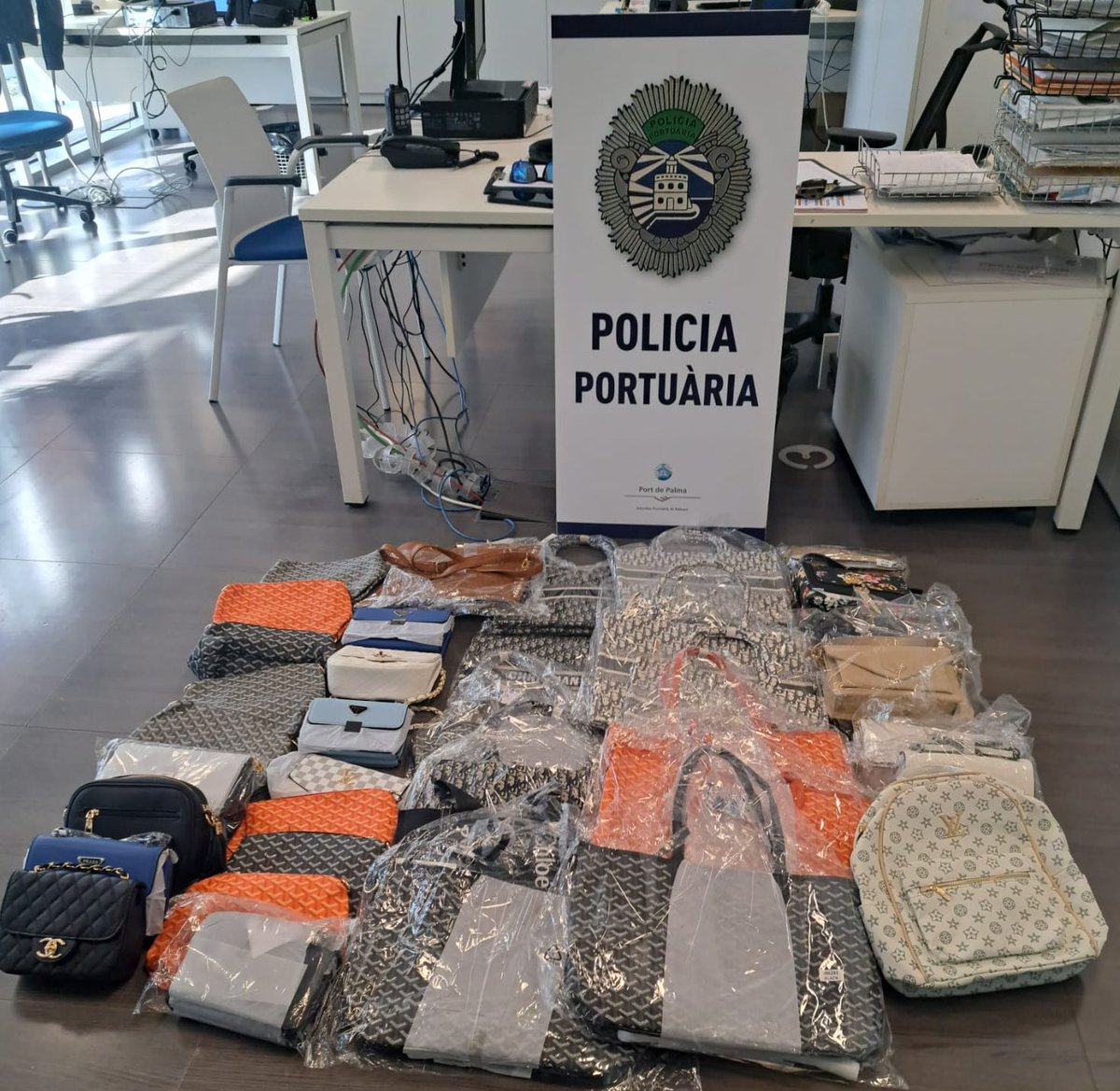 PoliciAPB_SPPLB's tweet image. Actuación de la #PoliciaPortuaria de #Palma contra la venta ambulante no autorizada 🚫 👜 

@PortsdeBalears