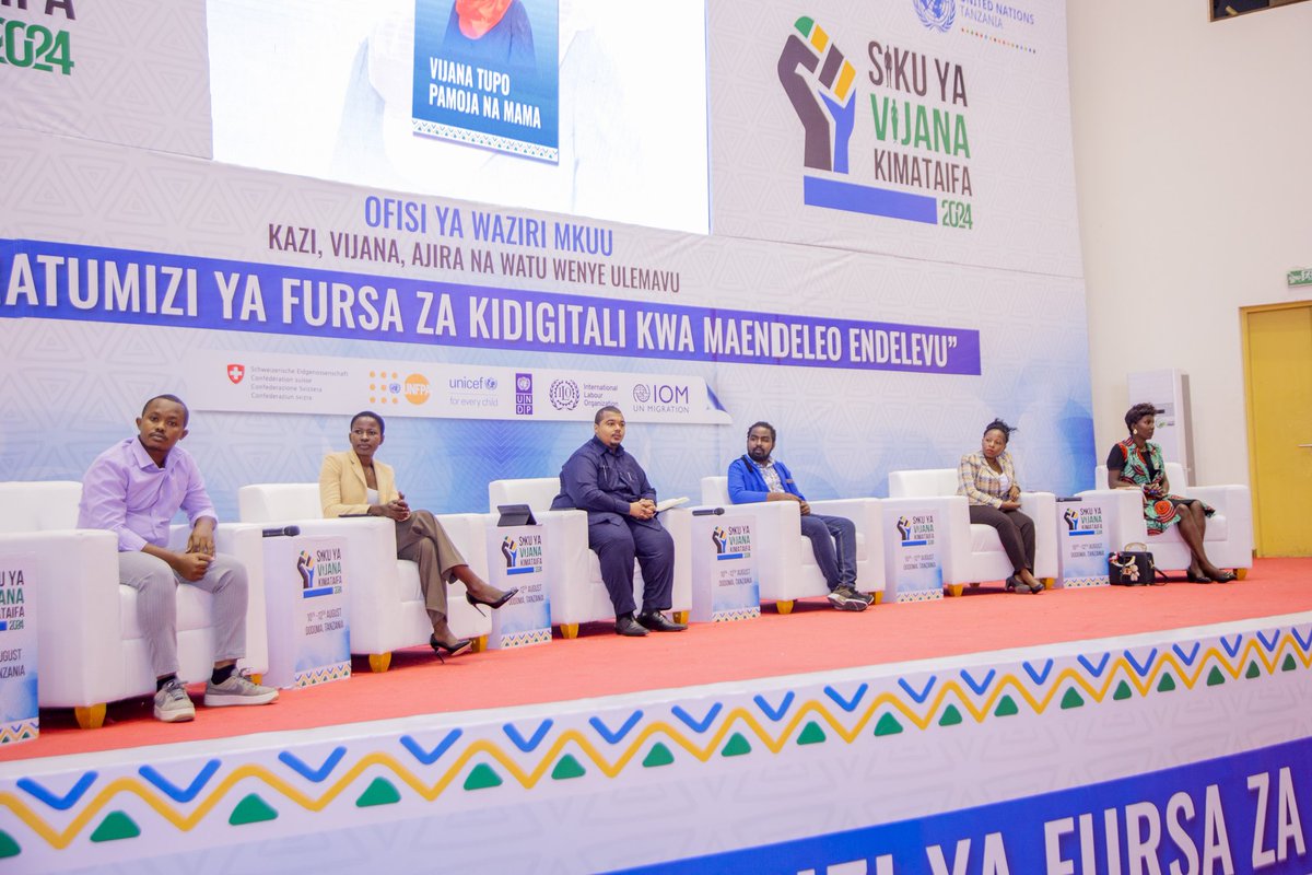Mwakilishi kutoka Taasisi ya Youth Coordinator - Action Aid, Bw. Arif Fazel akitoa mada kwa vijana walioshiriki Kongamano la vijina jijini Dodoma kuhusu fursa za Ujasiriamali kupitia mitandao ya kidigitali katika kukuza ajira kwa vijana.