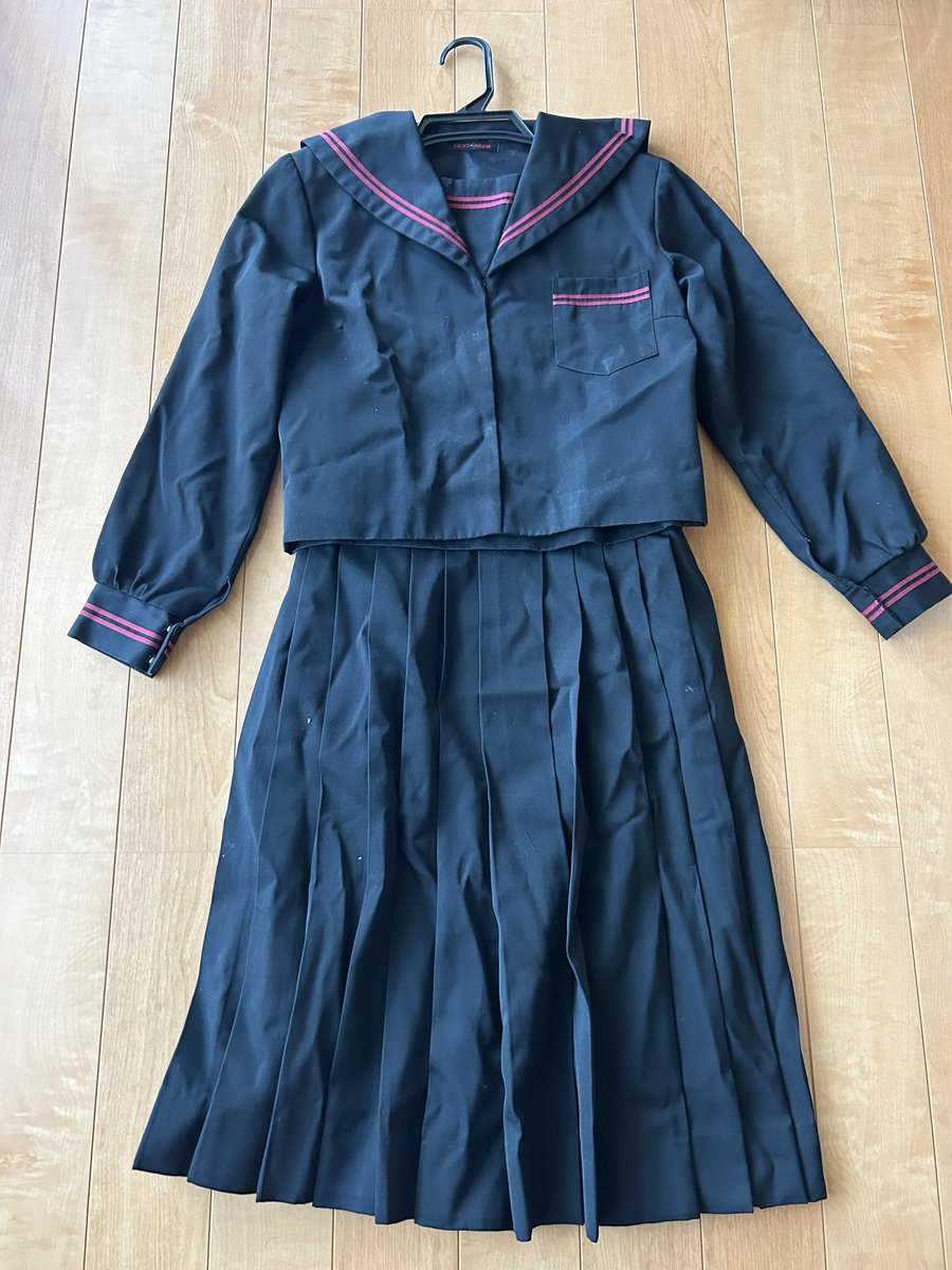 自分が卒業した中学校のセーラ服。
姉も同じ中学校だったので押し入れにあったセーラー服をこっそり持ち出してきた。
これをラブドールに着せていっぱいえっちしたい。
母校のセーラー服を着せてヤるのは長年の夢だった…

 #セーラー服