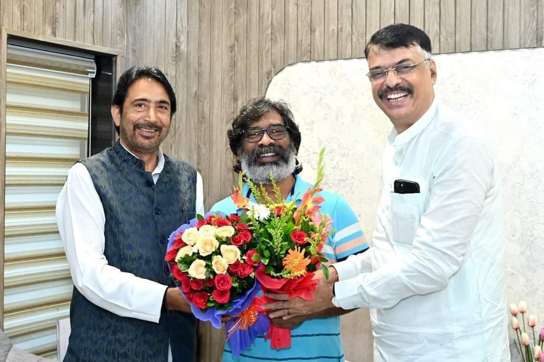 GAMIR_INC's tweet photo. Met Jharkhand Chief Minister Mr. @HemantSorenJMM ji alongwith Jharkhand Congress President Mr @RajeshThakurINC  ji. 
Had a detailed discussion with CM on the developmental issues going on in the state and the current political situation in Jharkhand.

@INCIndia 
@JmmJharkhand https://t.co/hw0CpSf8sC