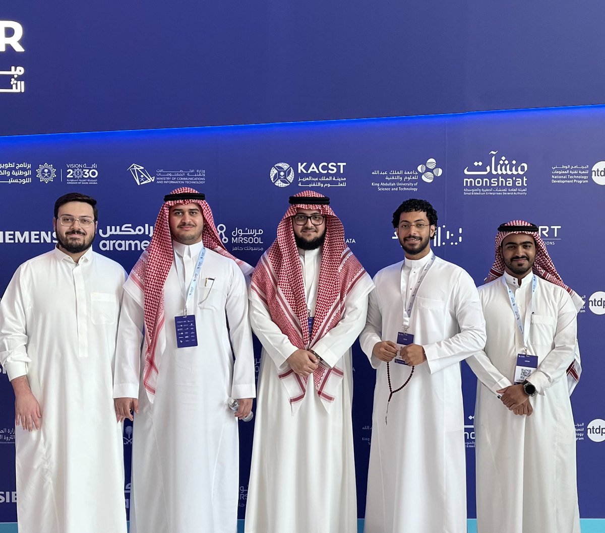 Ahmed_k_14's tweet photo. انتهى الهاكاثون وانتهت معاه ايامي المليئة بالحماس والعمل مع شباب بعضهم اصحابي من فترة طويلة وبعضهم تعرفت عليه خلال فترة الهاكاثون.

اقدر اقلكم ان الكنز الكبير الي والله اهم عندي من الفوز هو معرفتهم والعمل مع الابطال في مشروع طموح 💪🏼

باذن الله يكون لنا لقاء اخر معهم قريبا https://t.co/kshnvnAung