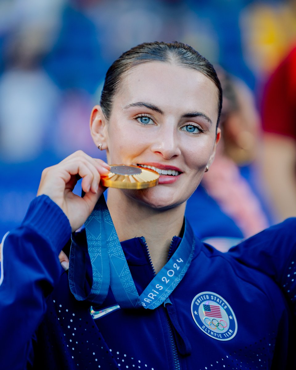 ArsenalWFC's tweet photo. Olympic Champion 🥇

We’re incredibly proud, @___emilyfox ❤️

📸 @regzphotos https://t.co/sxAC2aX6jT