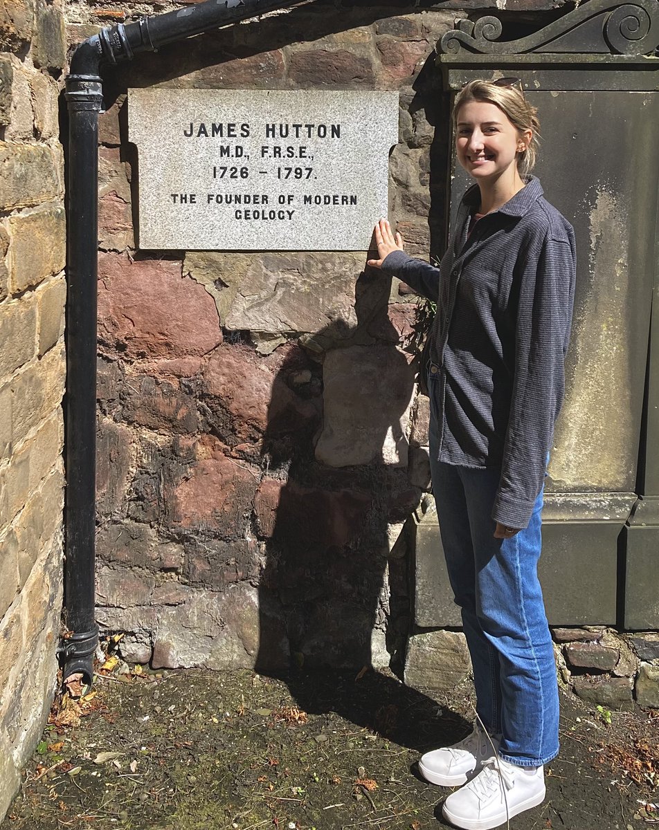 annaruefer's tweet photo. Found the resting place of famous geologist James Hutton in the spookiest part of Greyfriars Kirkyard in Edinburgh. He lies across from his friend Joseph Black, who conceptualized latent heat. #bestiesfortheresties https://t.co/yRwld7BY1l