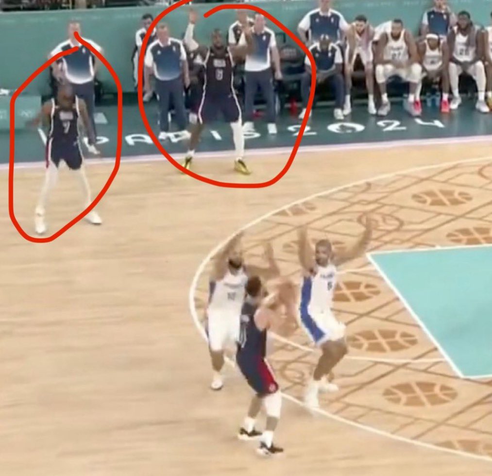 Cuando en unos años alguien te pregunte cómo de bueno era Stephen Curry puedes enseñarle esta imagen.

La defensa francesa deja solos a LeBron James y Kevin Durant, dos de los mejores anotadores de todos los tiempos, para ir a puntear su tiro.

Y aún así, acaba dentro. A sus 36