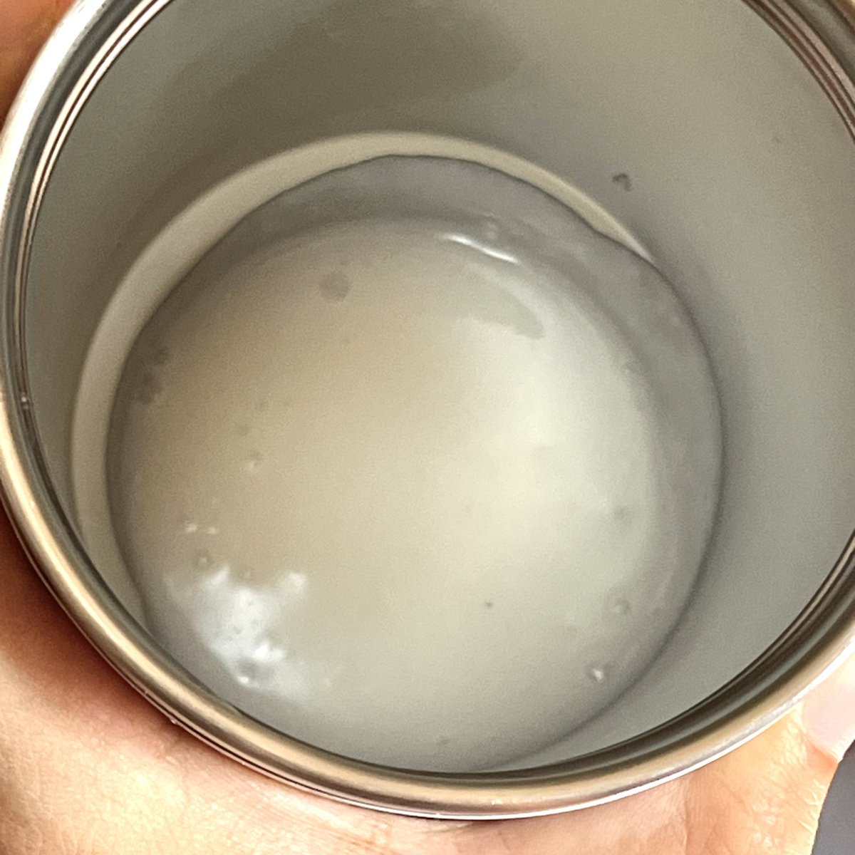 Tadi kat ofis, member buat bubur. Sedap lah pula makan time bubur tu masih panas 😂 Dah lah aku tak ada bekas nak letak. Jadi aku letak dalam botol ni.

Panas dia masih tahan sampai aku balik rumah🤩 Botol RM25+ ni memang berbaloi beli 🙌