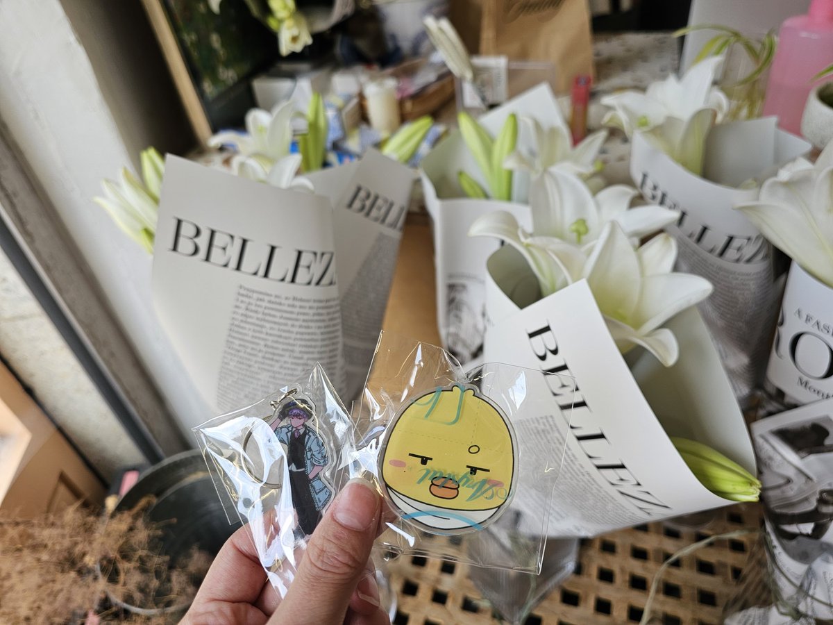 taco1117_'s tweet photo. 🐥플라워,헤아

꽃이 민기처럼 농협은행💐😄
선착특전 키링이랑 그립톡도 농협은행😁
L홀더 선물받아서 기분 넘 죠아용😁

#Fixon_our_MutualFeeling https://t.co/Qdif5BbI3S