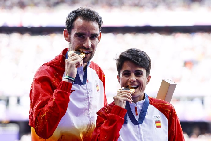 depominoritario's tweet photo. 18 MEDALLAS OLÍMPICAS

5🥇oros
4🥈platas
9🥉bronces

La vida sigue igual. Otros JJOO y España no da la estacada que se esperaba. El objetivo de superar las 22 medallas no se ha cumplido, este objetivo era totalmente realista tras hacer el mejor ciclo de nuestra historia, a su vez era el objetivo que se había marcado el COE. No vamos a usar calificativos, pero no han salido los resultados que tendrían que haber salido. 

Hay que destacar a nuestros equipos, 8 de los 11 que llevábamos han estado en los Cuartos de Final y 4 de ellos han subido al podio con 2 oros, rompiendo una racha de 10 finales perdidas. 

A nivel individual han habido grandes resultados, y alguna que otra decepción, pero es deporte y así funciona. Recuerdo eterno a nuestra Carolina Marín. 

Para acabar esta mini-reflexión. Tienen que cambiar muchas cosas, el modelo deportivo en España está obsoleto y las cosas no cambian desde hace muchísimos años, hace falta una profunda renovación del COE y de algunas federaciones nacionales, si no cambiamos nada los resultados seguirán siendo los mismos o probablemente peores, ya que cada ciclo olímpico existen más pruebas. Sino somos capaces de crear un modelo nuevo y eficiente habrá que mirar que hacen bien países como Australia o Países bajos, si no tenemos la capacidad de crear habrá que copiar. 

Ahora sí, damos por finalizados estos JJOO que han sido maravillosos deportivamente hablando (en general). Ahora 2 semanas de descanso y aquí estaremos para contar todo lo que pase durante el ciclo olímpico, porqué como dicen nuestros amigos de Pasaporte, los JJOO no son cada 4 años sino todos los días.

Así que... muchísimas gracias a todos y nos seguimos leyendo! #París2024 #JuegosOlímpicos