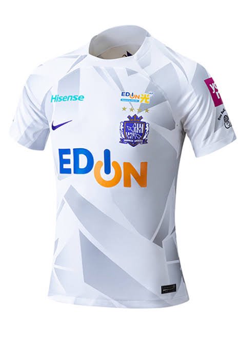 サンフレッチェ広島 ホーム開催ですがアウェイユニフォーム着用。 これ