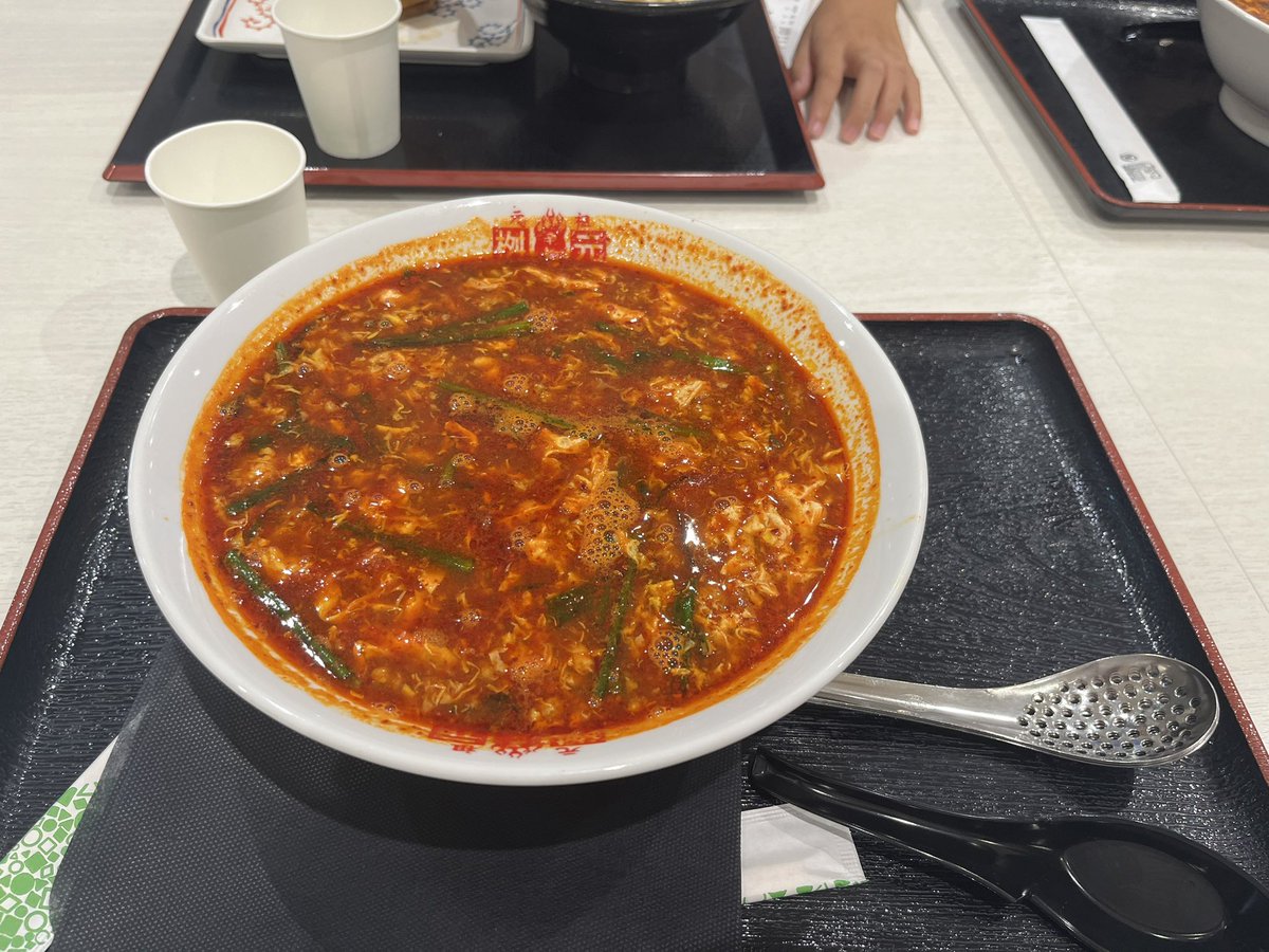 SENA0108's tweet photo. 今日は幕張のイオンモールへお出かけ！
お昼に辛麺桝元で辛麺食べました🍜
ニンニクがゴロゴロ入っていて最高！
宮崎を味わえました👍
息子はメニューには無い裏メニューの麺→ご飯に変えて注文して完食😋
（発祥の宮崎の店舗には通常のメニューに麺の代わりにご飯が選べる） https://t.co/HPtIqQ5YfA