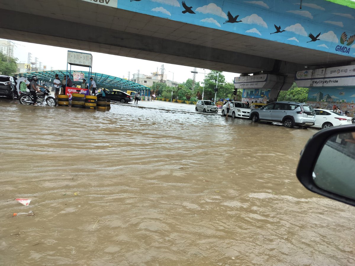Warrior_Mukul's tweet photo. We again elected the BJP Candidate in Gurgaon. This is the State of Affairs on Gurgaon -Mumbai Expressway today in a few hours of rains. One can very well imagine what would be happening inside Gurgaon. Absolutely no improvement in Gurgaon civic amenities in the last ten years. Power cuts are a routine. Water logging is a never ending saga. Heaps of garbage can be seen all around Gurgaon. Poor show Haryana Govt.
@CMOHaryana 
@BJP4India 
@PMOIndia 
@rashtrapatibhvn