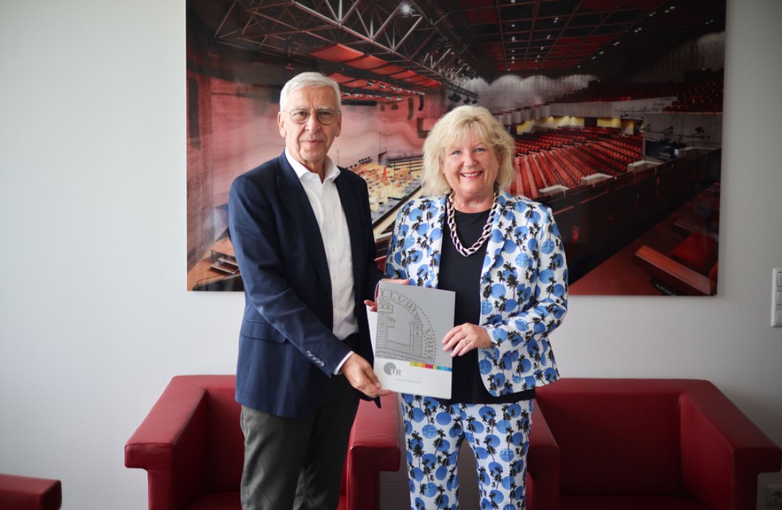 Legal Technology Universität Regensburg (@legaltechunirgb) on Twitter photo Große Freude und Ehre: Bettina Mielke wurde zur Honorarprofessorin für #Rechtsinformatik und das Recht der #Digitalisierung an der <a href="/uni_regensburg/">Universität Regensburg</a> ernannt - nicht nur die erste an der Juristischen Fakultät, sondern an der gesamten Universität!
#Legaltech t1p.de/ja01u Große Freude und Ehre: Bettina Mielke wurde zur Honorarprofessorin für #Rechtsinformatik und das Recht der #Digitalisierung an der <a href="/uni_regensburg/">Universität Regensburg</a> ernannt - nicht nur die erste an der Juristischen Fakultät, sondern an der gesamten Universität!
#Legaltech t1p.de/ja01u