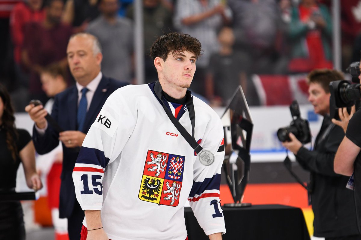 HCSlavia's tweet image. 🥈🇨🇿 Čeští hokejisté do 18 let vybojovali na Hlinka Gretzky Cupu stříbrné medaile. Na úspěchu se podíleli slávisté Matouš Jan #KUCHARČÍK a Viktor #ŠÁMAL i náš odchovanec aktuálně působící ve Finsku Tomáš #POLETÍN. Kluci, gratulujeme! 🔴⚪️

Foto: Martin Voltr