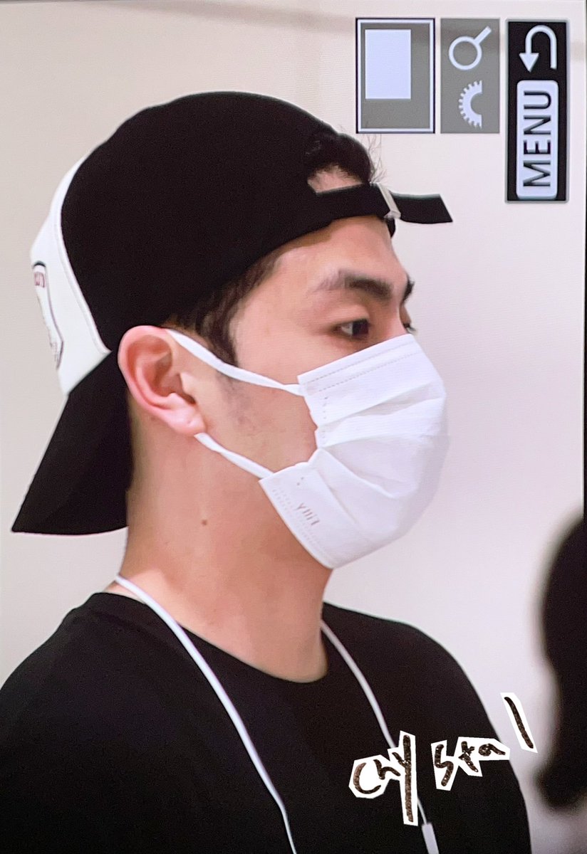 240811 🛬

무사히 도착했음. 내일 봐.

PS. 주내가 일부러 윤형이 머리를 잘린 걸 구경하려고 샵에 갔대😄

#구준회 #준회 #JUNHOE #JUNE #具晙会 #ジュネ 
#iKON #아이콘