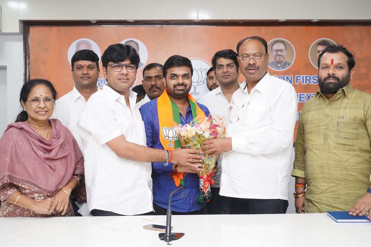 madhavi sanjay naik(modi ka parivar) (@advmadhavisnaik) on Twitter photo अभिनंदन !!
आज मुंबईत प्रदेश अध्यक्ष <a href="/cbawankule/">Chandrashekhar Bawankule</a> यांनी प्रदेश युवामोर्चा अध्यक्ष राहुल लोणीकर यांची
भाजप प्रदेश सचिव आणि अनुप मोरे यांची प्रदेश युवा मोर्चा अध्यक्ष पदी नियुक्ती केली.सोबत महामंत्री विक्रांत पाटील
#BJP4maharashtra अभिनंदन !!
आज मुंबईत प्रदेश अध्यक्ष <a href="/cbawankule/">Chandrashekhar Bawankule</a> यांनी प्रदेश युवामोर्चा अध्यक्ष राहुल लोणीकर यांची
भाजप प्रदेश सचिव आणि अनुप मोरे यांची प्रदेश युवा मोर्चा अध्यक्ष पदी नियुक्ती केली.सोबत महामंत्री विक्रांत पाटील
#BJP4maharashtra