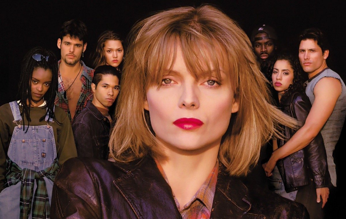 FuckCinephiles's tweet image. Happy 🎂 today à #DangerousMinds qui fête ses 29 ans.
Version soft de #TheSubstitute où Queen Michelle Pfeiffer campe une ex-bidasse venue remettre de l'ordre dans une classe de lycéens "difficiles" au coeur du ghetto. Shooté aux clichés mais sincère, avec une B.O folle (Coolio).