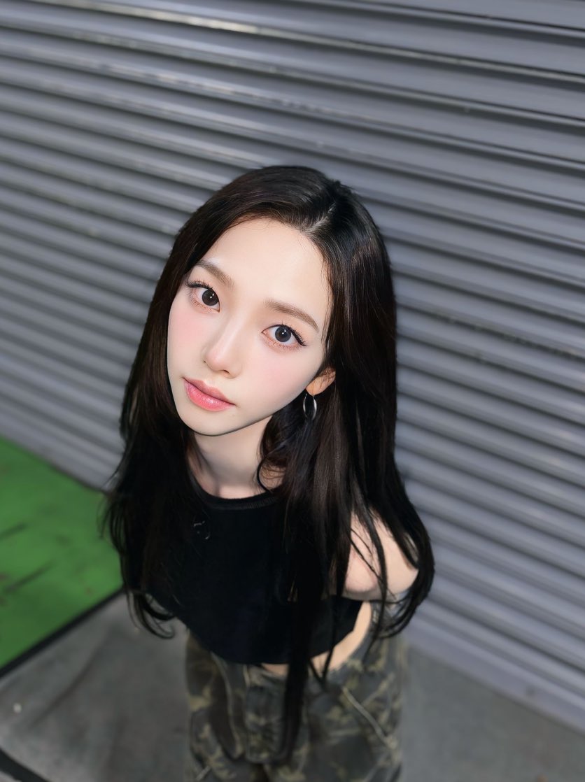 hourly karina tweet media