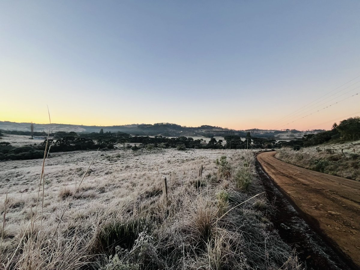 EDemeneck's tweet photo. Como previsto frio segue. A mínima registrada no estado hoje foi em Urupema, - 4,4ºC.
E esse frio vai aumentar de intensidade . O início da semana deve ser ainda mais gelado. https://t.co/UTg716SKvb