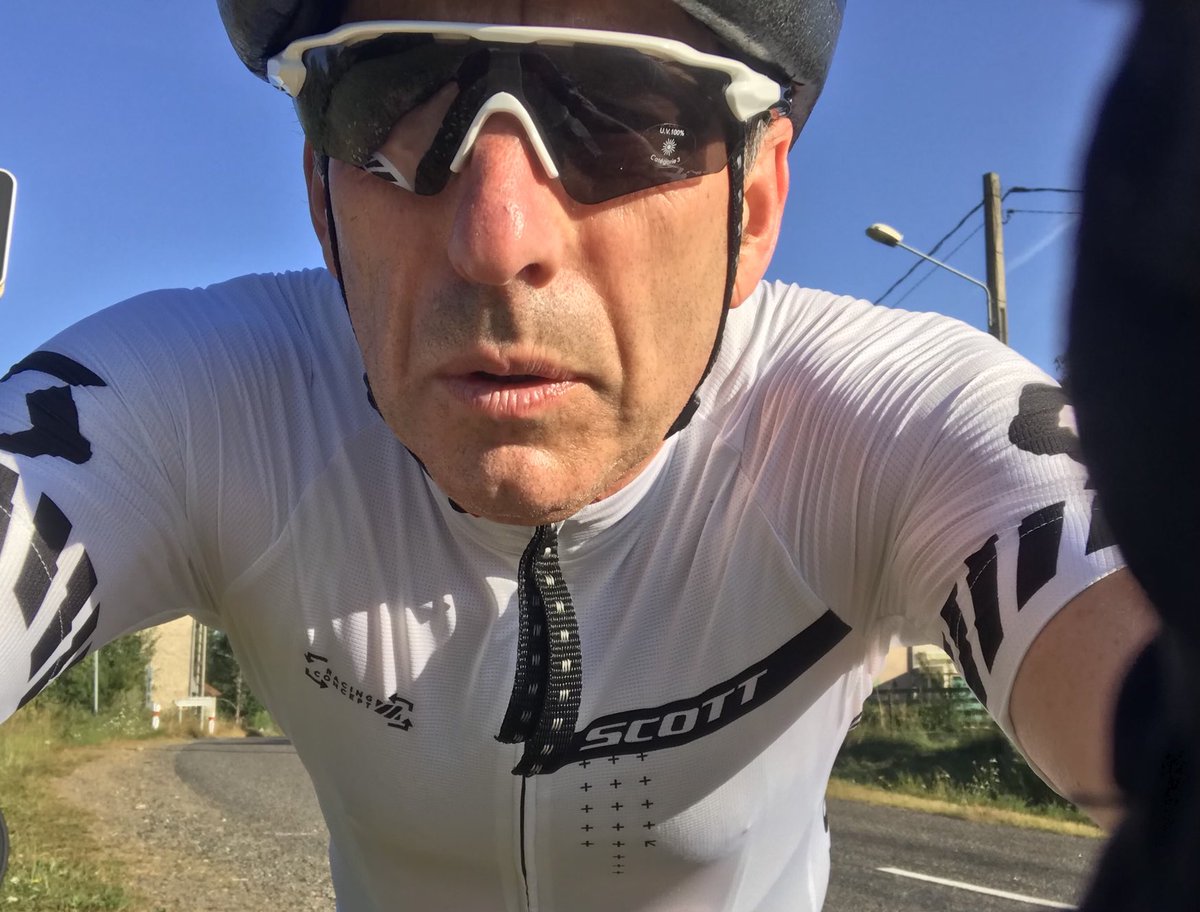 Une superbe sortie ce matin de 82 km, avec le col du Beau Louis et la côte des Justices, raide à souhait 🚴‍♂️😉. Belle rencontre aussi avec l’équipe de France Paralympique en fin de préparation à Vichy. J’ai pu rouler 10 mn avec eux. Ils sont prêts et ont soif de médailles 🚴‍♂️🥇!