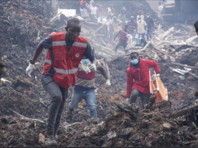 Uganda’s largest landfill and apparently largest in East Africa collapsed and hundreds of houses and people trapped inside a huge heap of garbage.