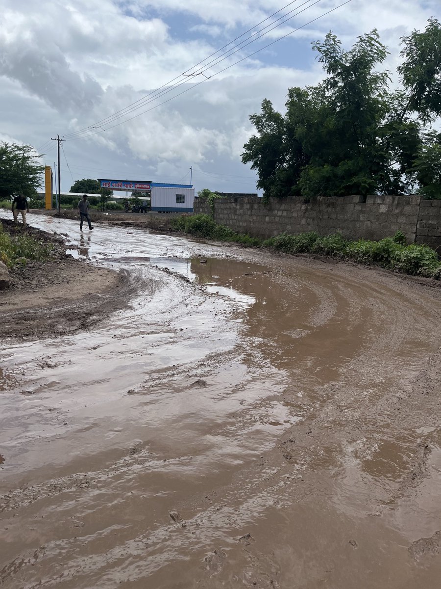 RajPati62981826's tweet photo. ⁦@PMCPune⁩ ⁦⁦@kolhe_amol⁩ ⁦@AshokPawarMLA⁩ DP road condition at Wagholi Pune Rohan Abhilasha 2 After paying taxes what do we get electing you guys ⁦@rlunkad⁩ ⁦@rohancorpration⁩ ⁦@mohol_murlidhar⁩ https://t.co/BeWXdOSzq3