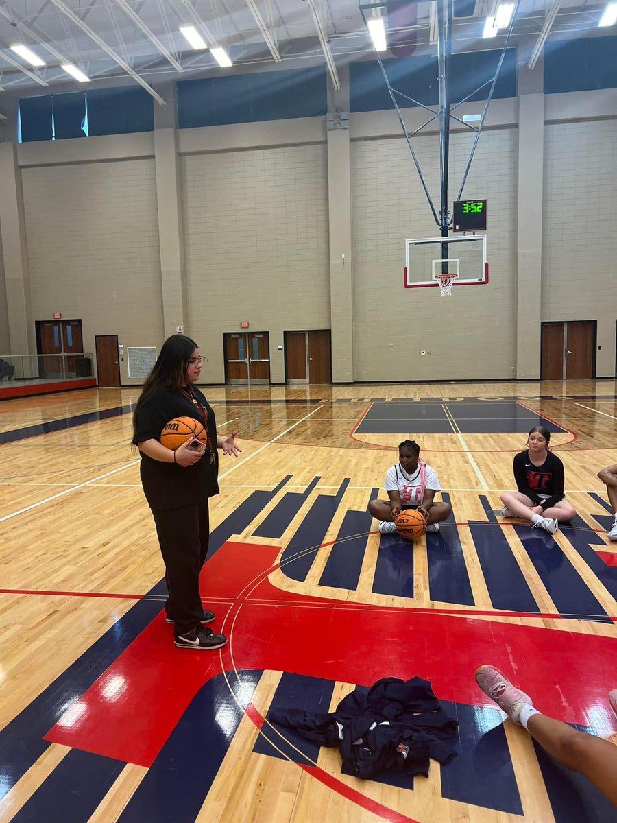 GirlsToombs's tweet image. Happy birthday, Coach Delanie!❤️💙