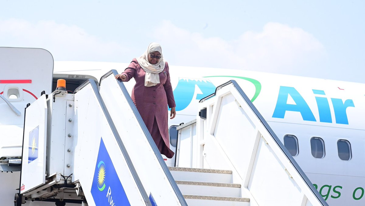 ikulumawasliano's tweet photo. Rais wa Jamhuri ya Muungano wa Tanzania Mhe. Dkt. Samia Suluhu Hassan akiwasili kwenye Uwanja wa Ndege wa Kimataifa wa Kigali tayari kwa kuhudhuria sherehe za uapisho wa Rais Mteule wa Rwanda, Mhe. Paul Kagame, tarehe 11 Agosti, 2024. https://t.co/5CZFTyz7UE
