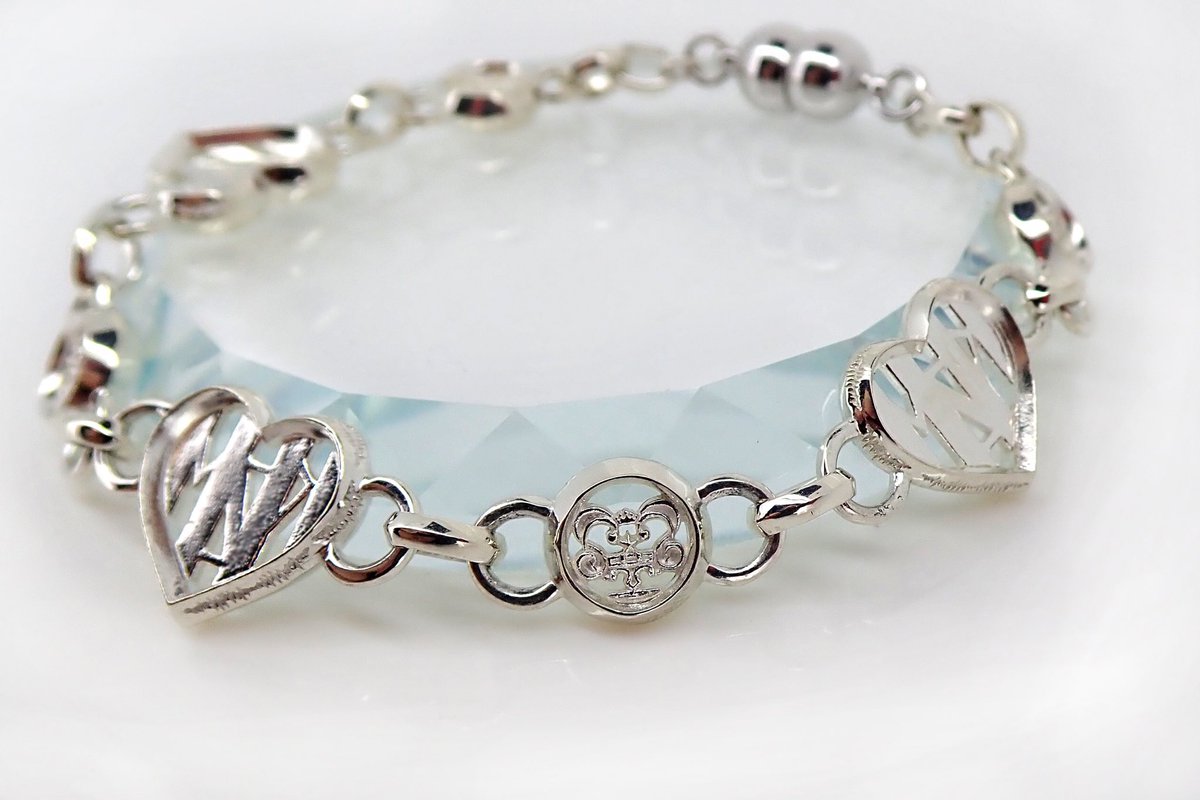 DearestCROWN's tweet photo. 【新作ジュエリー解禁】
"2024 New Collaboration Jewelry"

DaizyStripper(夕霧・Rei・風弥)
×
Dearest CROWN
〓初回購入特典〓
『お渡し会復活祭 2024』〜受付開始〜
※8月31日:〆切
↓↓詳細はこちら↓↓
https://t.co/LW9n9qhgUm https://t.co/vZ05lSssZ2
