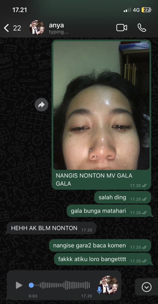 sm1colon's tweet image. laporan ke mba @anyawednesday soale dee malah nonton GALA MOSHING