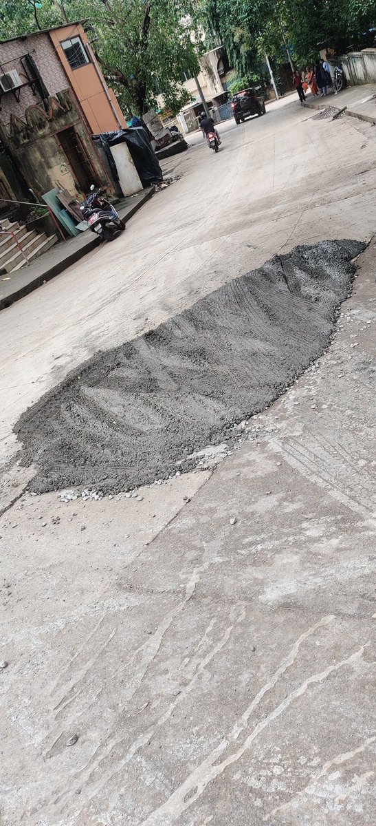 kalpendu's tweet photo. Fresh Spill over continues. @mybmcRoads @mybmc are you listening? Pls help https://t.co/3qCGp6mKS0