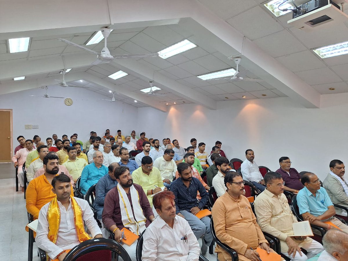 DivyaPremSewa's tweet photo. वार्षिक बैठक में संजय चतुर्वेदी जी संयोजक सेवा मिशन, उमेश निगम जी महामंत्री, श्रद्धा सिंह जी संयोजिका मातृ शक्ति, शिव शंकर सिंह जी, काशी व कानपुर अंचल के सभी पदाधिकारी, वरिष्ठ कार्यकर्ता गण उपस्थित रहे। बैठक का संचालन सह संयोजक राघवेंद्र जी ने किया।

#DPSM #joinDpsm #chitrkoot https://t.co/vxvVGgWbzg