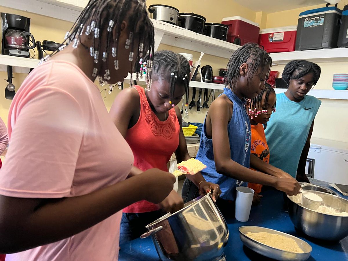BeLikeBrit's tweet image. Sherly, one of our talented students with a passion for baking, dreams of becoming a chef. This summer, she is participating in the summer program at Brit's Home, teaching kids how to bake cakes. #FutureChef #SummerProgram #InspiringYouth