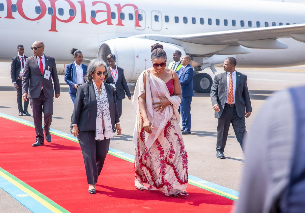 LeCanape2's tweet photo. Aujourd'hui dans la matinée, le président du Conseil de souveraineté transitoire du #soudan , Abdel Fattah al-Burhan et la présidente éthiopienne, Sahle-Work #Zewde, sont arrivés à Kigali pour la cérémonie d'investiture du président Paul #Kagame. #Inauguration2024 https://t.co/Rj414LIO9P