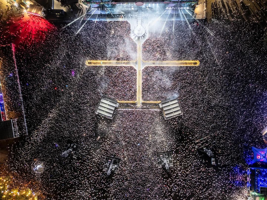 MartinGarrix's tweet photo. Thank you @szigetofficial it felt good being home ❤️❤️ https://t.co/1tXjbwVsCV