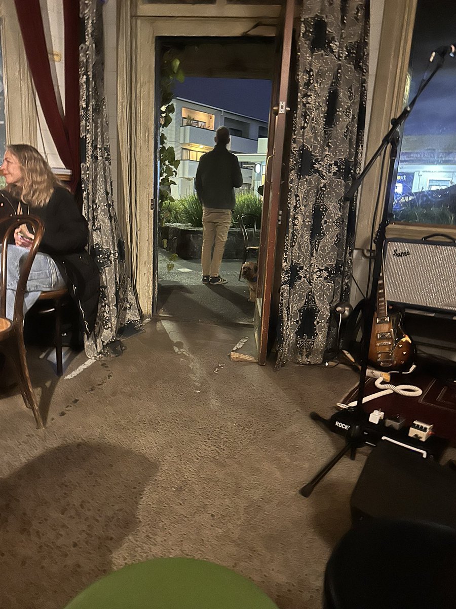 MossTheBT's tweet photo. Dad played a gig tonight.#TinRoof
Florence the BT was there. I wasn’t. Pft!
#FreidaMargolis https://t.co/JO1CoNetPX