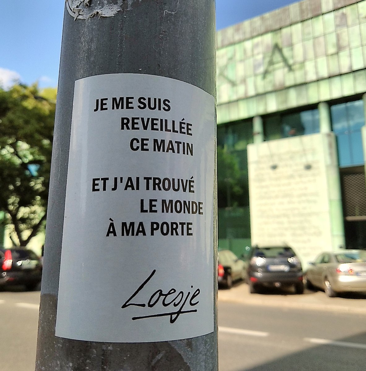 I woke up this morning 
    and found the world on my doorstep

#Loesje 
#wakeup #worldonmydoorstep #lemonde #Sunday 
#spotted #inFrench #Warsaw #Library #BUW