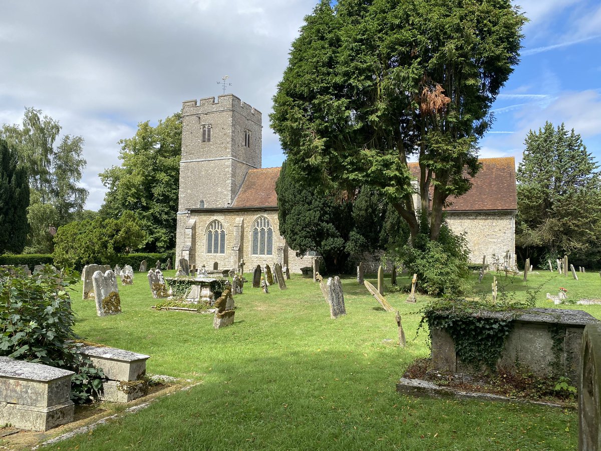 rwkww1's tweet photo. I’m in danger of turning this into a church visiting account. It’s becoming another hobby, but in the churches of Kent there’s always a purpose: war memorials, a roll of honour, and in some cases, a war grave. Yesterday I went to Hollingbourne, a little further on from Maidstone https://t.co/dVBRdwvpo9