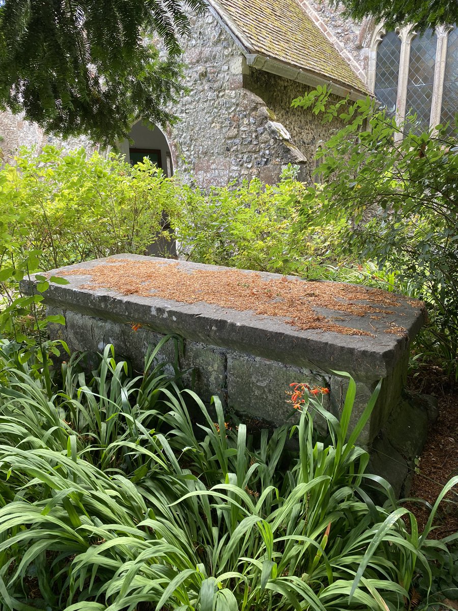 rwkww1's tweet photo. I’m in danger of turning this into a church visiting account. It’s becoming another hobby, but in the churches of Kent there’s always a purpose: war memorials, a roll of honour, and in some cases, a war grave. Yesterday I went to Hollingbourne, a little further on from Maidstone https://t.co/dVBRdwvpo9