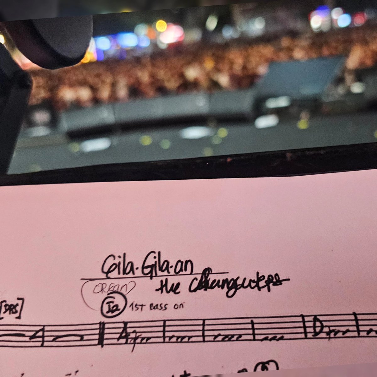 Lagu "Gila-gilaan" yang belum sampai selesai dibawakan The Changcuters feat <a href="/AstridLea/">Astrid Lea</a> Orchestra di The Sounds Project, sampai Tria terjatuh pingsan dan dibawa ke RS.
semoga disehatkan dipulihkan Tria, aamiin 😥🤲
#astridlea #thechangcuters #thesoundsproject #band #orchestra