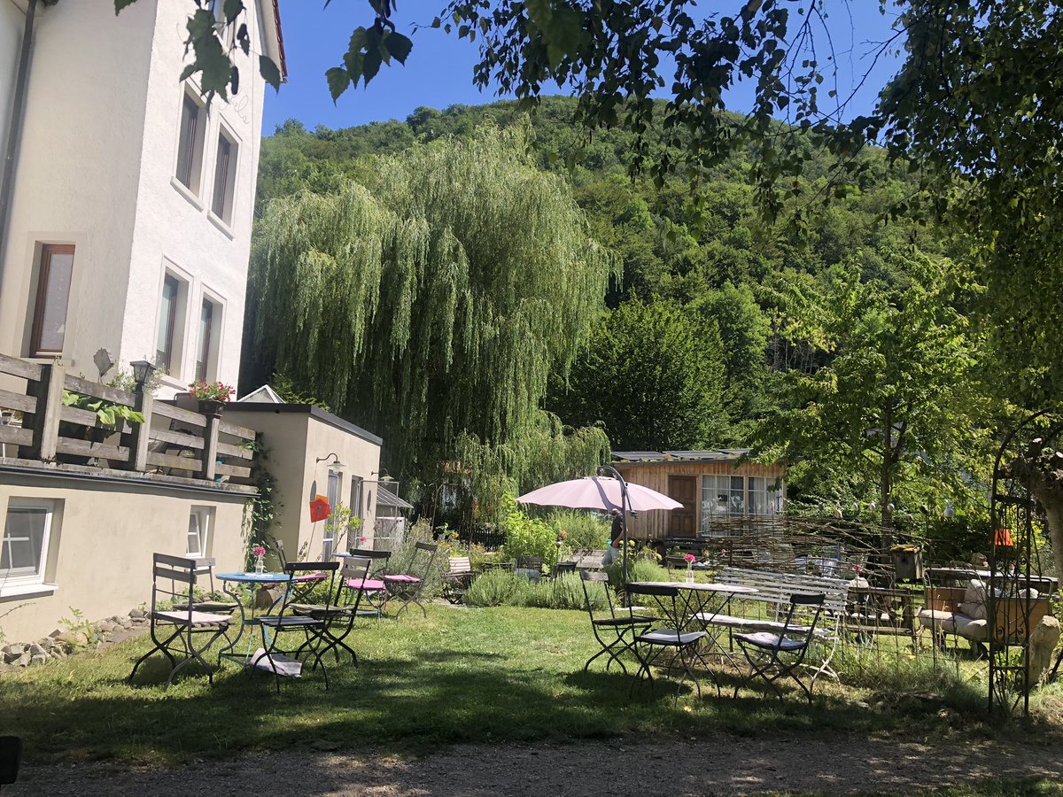 tonight1103's tweet photo. Endlich Feierabend 🎉 auf dem Heimweg chill time im schönen Garten vom Haus Sonnenfels in #Honau unterhalb vom #SchlossLichtenstein (du kennst den schönen Garten vom Gartenmarkt @JuliaKopp13 ) https://t.co/hHp2Tu6X4h