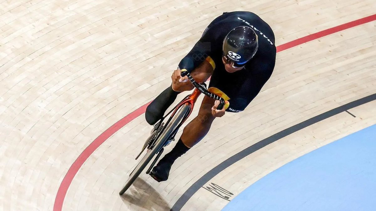 avineshW90's tweet photo. The audacity to choose hope and give the nation moments to cheer. 

When we rallied behind Azizulhasni, Shah Firdaus showed the fight would never end. 

Instead of terminating your opponents, you stayed patient to be among the front-pack.

Close but you made us believe. 🇲🇾 https://t.co/1N15WyydZI